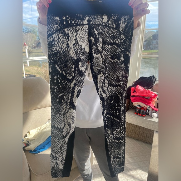 Nike women’s workout leggings. Black and white snake skin pattern. - Picture 2 of 2